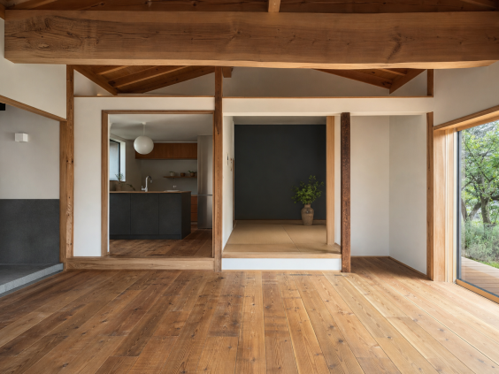 塗り壁・無垢で、
新築以上の住まいに。